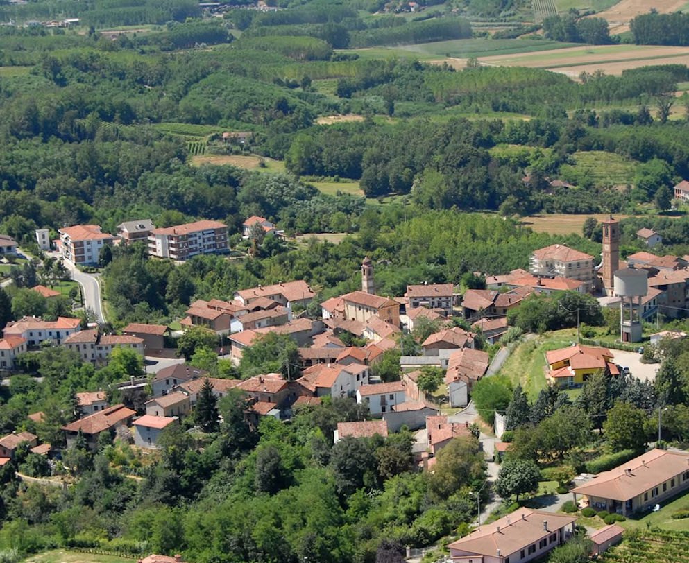 Cortiglione visto dall'alto, tra le colline e i boschi del Monferrato